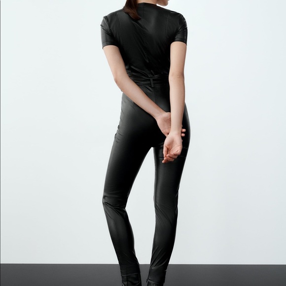 Zara ZIPPERED FAUX LEATHER V-Neck Short Sleeve JUMPSUIT Black Size S NEW - Picture 4 of 8